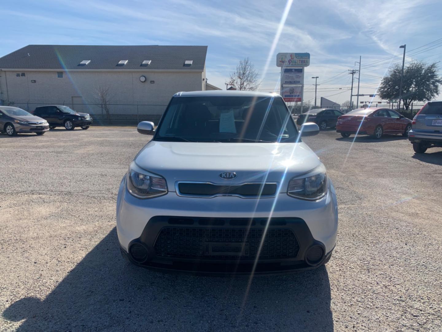 2015 SILVER /Black Kia Soul (KNDJN2A20F7) with an 1.6L engine, AUTOMATIC transmission, located at 1830 North Belt Line Road, Irving, TX, 75061, (469) 524-0199, 32.834373, -96.993584 - Photo#1